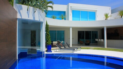 MANSÃO ALTO NIVEL DE FRENTE PARA A PRAIA