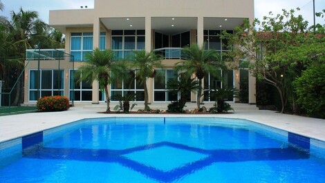 MANSION WITH FOOTBALL FIELD! CLUB STRUCTURE! PROX. RIOCENTRE!