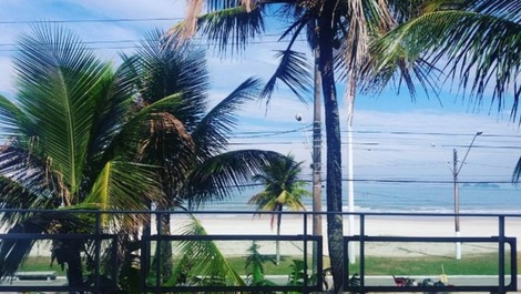 Linda casa EM FRENTE AO MAR NO GUARUJA