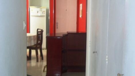 Foto do hall de entrada com o barzinho na sala de estar