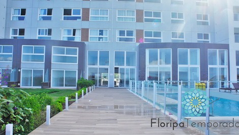 Alto padrão, sofisticado e de frente para a praia!