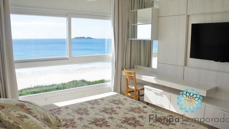 Quarto com ar condicionado e cama de casal