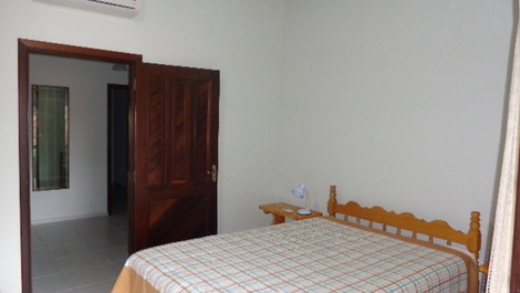 ÓTIMO SOBRADO A 50M DO MAR, AC, ÁGUA DE POÇO, AQUECIMENTO A GÁS