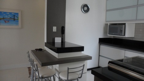 Mesa auxiliar junto a cozinha