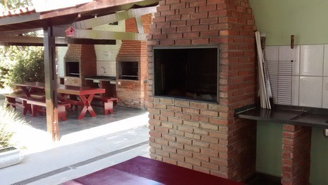 Amplas churrasqueiras