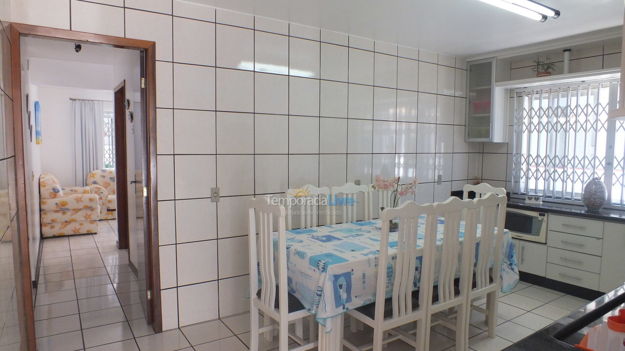 Casa para aluguel de temporada em Bombinhas (Praia de Bombinhas)