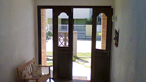 Porta principal do apto. Aroeira que fica no 1º andar.