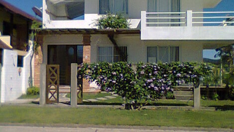 Visão da porta de entrada do apto. Aroeira  a esquerda e a direita do apppto. Mariscal , do térreo.