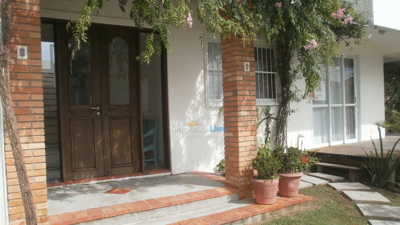 Casa para aluguel de temporada em Bombinhas (Canto Grande)