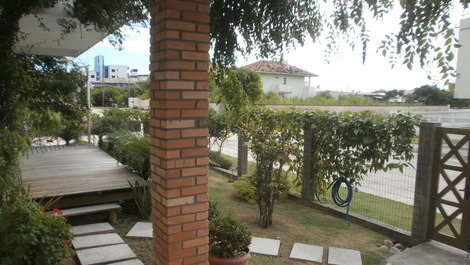 Visão da entrada do apto.   Aroeira para o apto. Mariscl ( loft. ) e oportão de entrada principal.