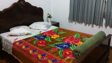 Quartos com camas de casal.