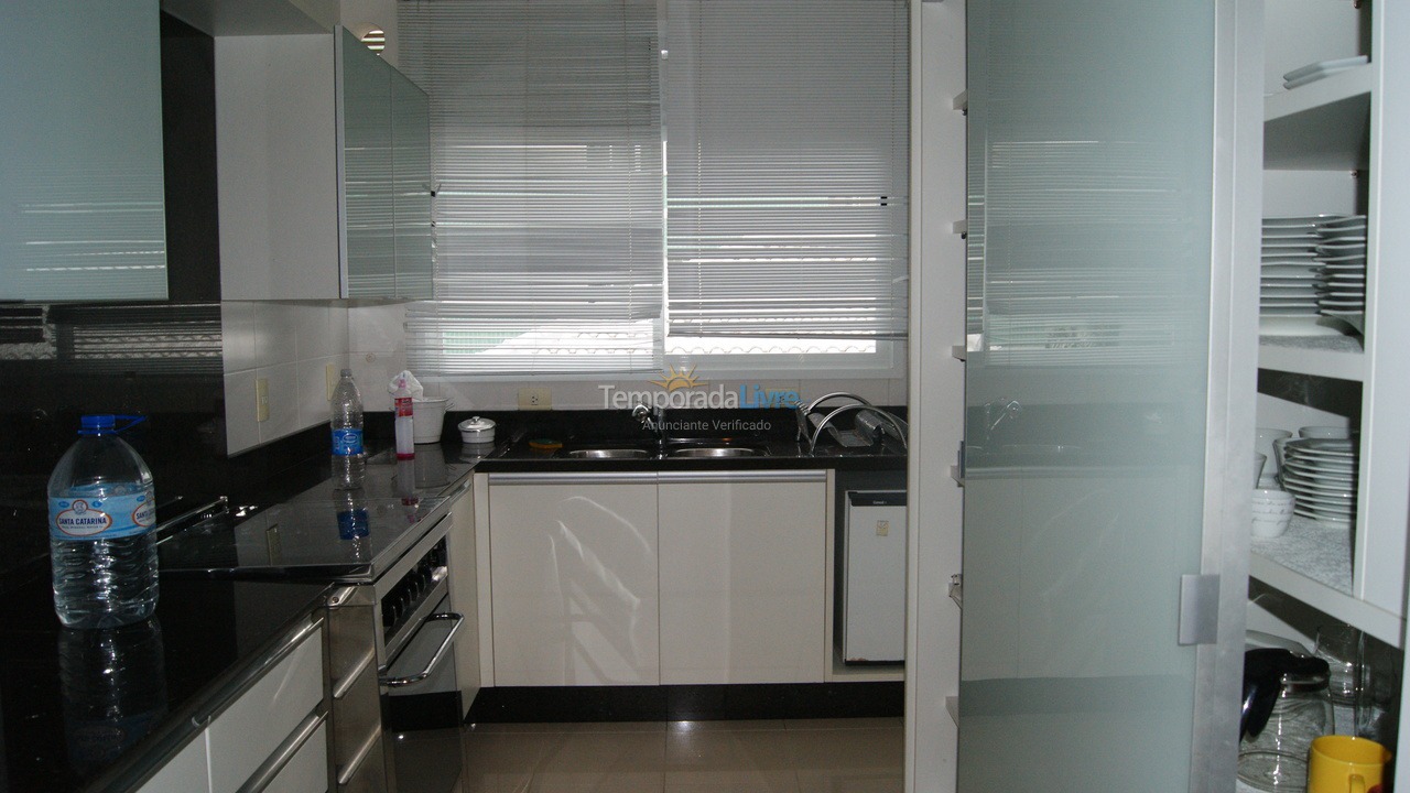 Apartamento para aluguel de temporada em Florianópolis (Praia Brava)