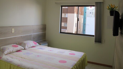 A bedroom Meia Praia Itapema SC