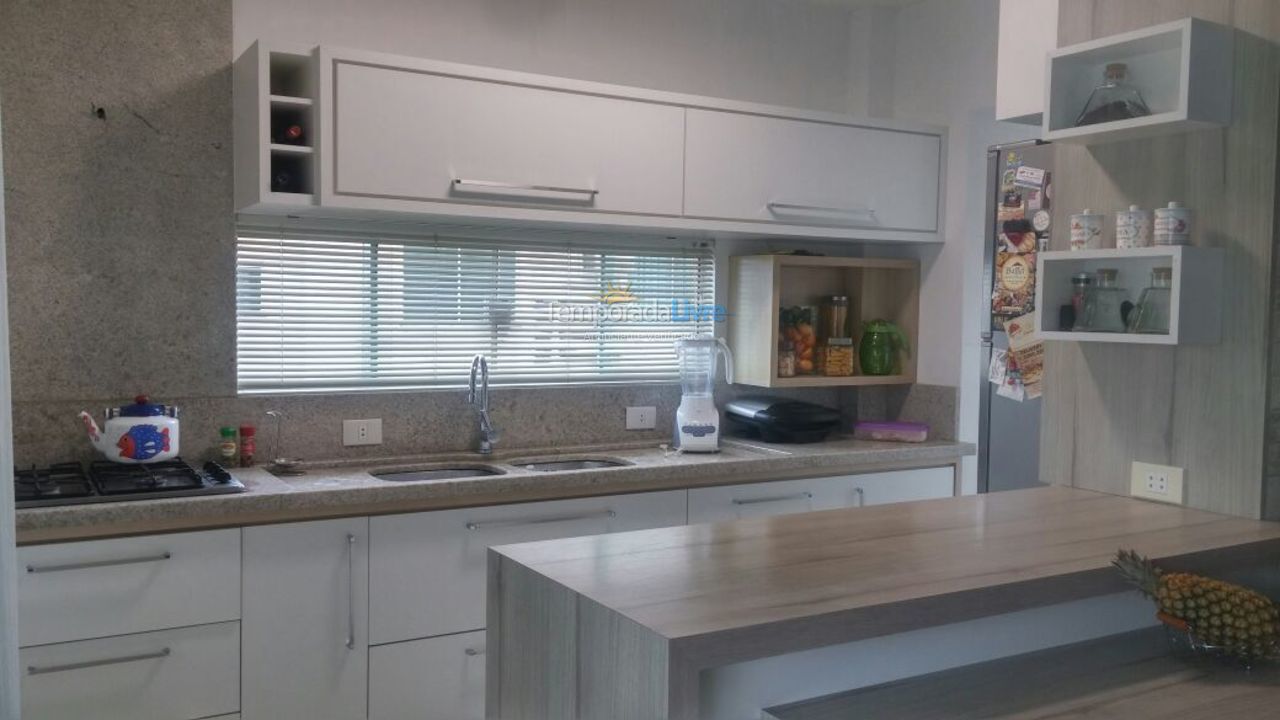 Apartamento para aluguel de temporada em Itapema (Meia Praia)