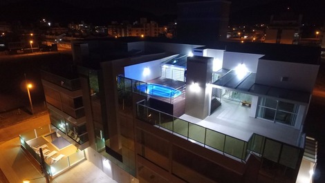 Vista noturna da cobertura