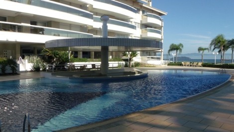APARTAMENTO EN TRASPASO EN LA ARENA, CONDOMINIO MAGNÍFICA - Florianópolis