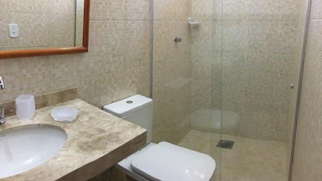 Banheiro do quarto de  solteiro