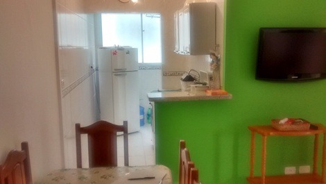 Cozinha com Geladeira e fogão alem de utensilios de cozinha