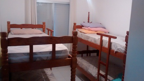 Duas beliches em um dos quartos