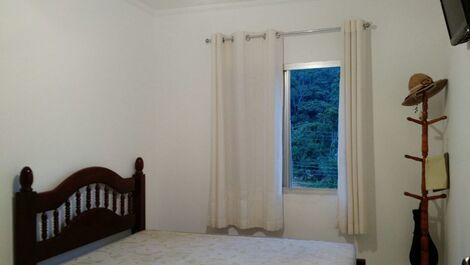 Cama de casal no quarto com suite