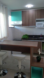 Cozinha Americana completa, com Fogão, geladeira Frost Free, máquina de lavar, microondas e etc 