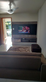 Sala com TV de 30" e sofá cama de casal 