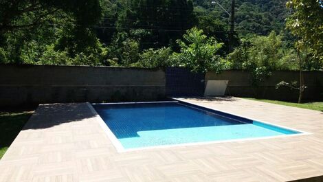 Linda Casa com 4 quartos, Piscina e Churrasqueira em Ubatuba