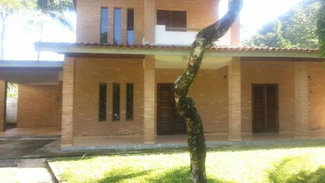 Linda Casa com 4 quartos, Piscina e Churrasqueira em Ubatuba