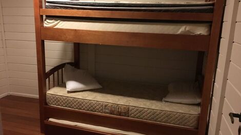 Triliche no quarto do terreo, com mais um colchão.