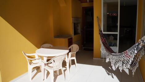 Varanda com churrasqueira privativa