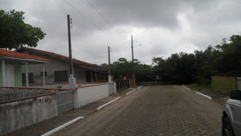 Estupendo pareado en sitio tranquilo de la Enseada, Ac en la suite, barbacoa