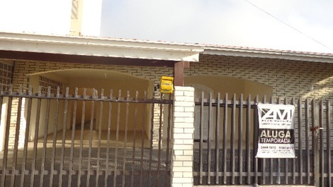 Linda casa térrea, aprox. 100m do mar 3 quartos com AC e Wi-fi