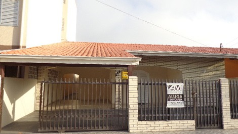 Linda casa térrea, aprox. 100m do mar 3 quartos com AC e Wi-fi