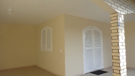 Linda casa térrea, aprox. 100m do mar 3 quartos com AC e Wi-fi