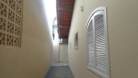 Linda casa térrea, aprox. 100m do mar 3 quartos com AC e Wi-fi