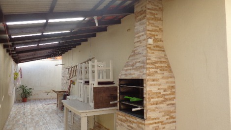 Linda casa térrea, aprox. 100m do mar 3 quartos com AC e Wi-fi