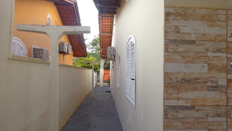Linda casa térrea, aprox. 100m do mar 3 quartos com AC e Wi-fi