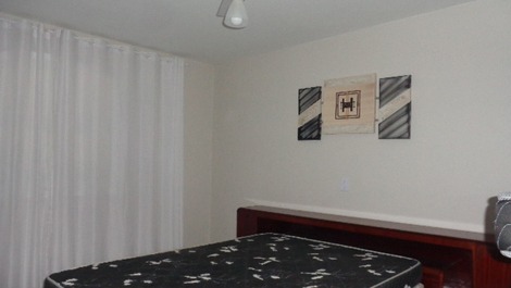 Linda casa térrea, aprox. 100m do mar 3 quartos com AC e Wi-fi