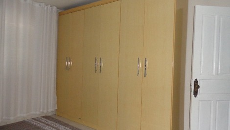 Linda casa térrea, aprox. 100m do mar 3 quartos com AC e Wi-fi