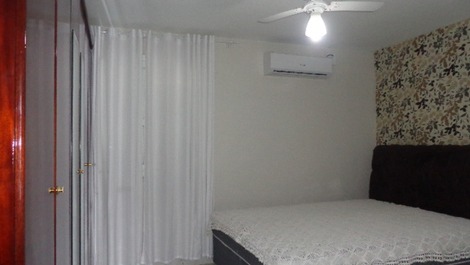 Linda casa térrea, aprox. 100m do mar 3 quartos com AC e Wi-fi