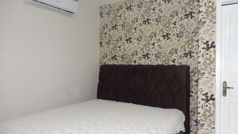 Linda casa térrea, aprox. 100m do mar 3 quartos com AC e Wi-fi