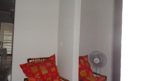 Linda casa térrea, aprox. 100m do mar 3 quartos com AC e Wi-fi