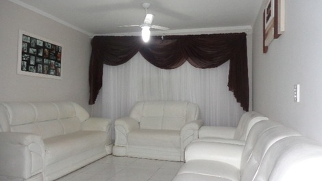 Linda casa térrea, aprox. 100m do mar 3 quartos com AC e Wi-fi