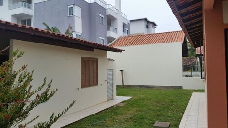 Casa con piscina en INGLÉS