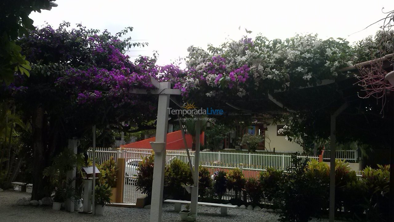 Casa para aluguel de temporada em Bombinhas (Praia de Bombas)