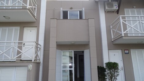 SOBRADO hermanada con 02 habitaciones Mariscal