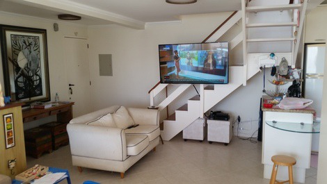 Sala de TV e de jantar.