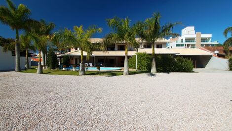 Espectacular Mansión 7 suites, 30 personas, piscina climatizada, a 50m del mar