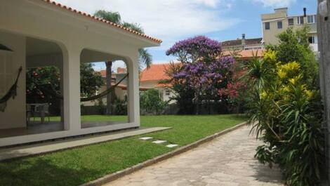 Linda casa com 04 dormitório, apenas 70 metros da Praia dos Ingleses