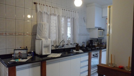 ÓTIMA CASA 2 ANDARES C PISCINA P 12 PESSOAS A 500M DO MAR DOS INGLESES